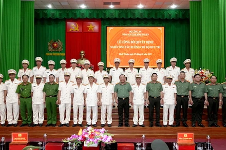 Các đồng chí nghỉ hưu trước hạn tuổi chụp ảnh lưu niệm.