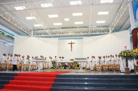 Nhiều giáo dân tham dự lễ kỷ niệm 50 năm thành lập