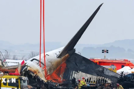 Hiện trường vụ tai nạn máy bay của hãng Jeju Air ở Muan, Hàn Quốc. (Ảnh: Yonhap/TTXVN)