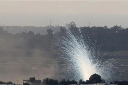 Khói lửa bốc lên sau vụ oanh tạc của lực lượng Israel vào phía Bắc Dải Gaza ngày 30/10/2023. (Ảnh: AFP/TTXVN)