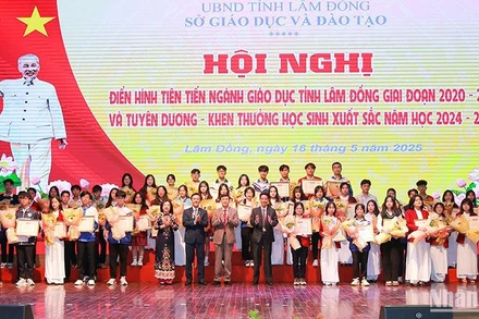 Lâm Đồng tuyên dương học sinh xuất sắc và điển hình tiên tiến ngành giáo dục.