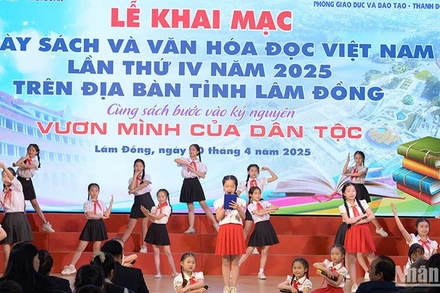 Tiết mục văn nghệ tại Ngày Sách và Văn hóa đọc Việt Nam tỉnh Lâm Đồng năm 2025.