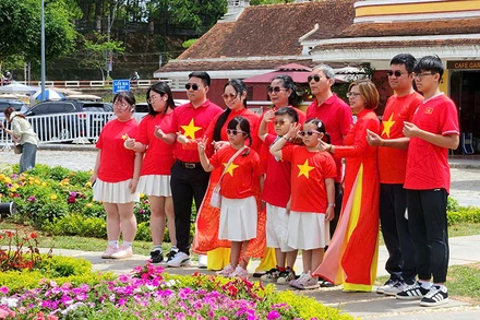 Du khách tham quan tại Ga Đà Lạt.