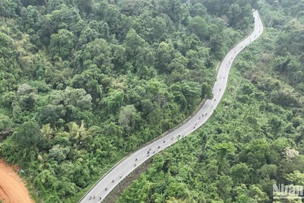 Đèo Bảo Lộc dài khoảng 10 km nằm trên Quốc lộ 20, là tuyến đường huyết mạch nối Lâm Đồng với thành phố Hồ Chí Minh và các tỉnh phía Nam.