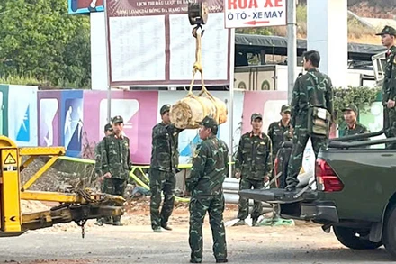 Lực lượng chức năng tổ chức di chuyển quả bom đến nơi xử lý theo quy định. 