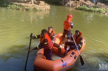 Lực lượng chức năng tổ chức tìm kiếm nạn nhân bị lũ cuốn trôi ở Đà Lạt.