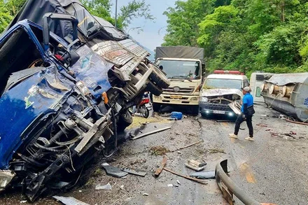 Hiện trường vụ 4 ô-tô va chạm trên đèo Bảo Lộc.