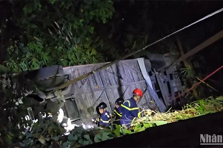 Hiện trường vụ xe khách rơi xuống đèo Bảo Lộc vào lúc 17 giờ 10 phút ngày 30/3.