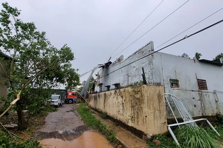 Nhà của một hộ dân bị lốc xoáy cuốn bay mái tôn.