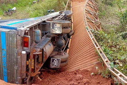 Hiện trường xe tải làm sập cầu treo.