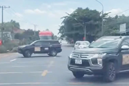 Hai tài xế lái ô-tô chặn cả chiều đi và chiều về trên quốc lộ 20, đoạn thuộc thị trấn Đạ M’Ri, huyện Đạ Huoai, tỉnh Lâm Đồng.