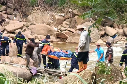 Lực lượng chức năng tìm thấy thi thể nạn nhân sau 7 ngày bị nước cuốn trôi.