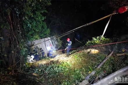 Hiện trường xe khách 52 chỗ ngồi lao xuống vực sâu trên đèo Bảo Lộc.