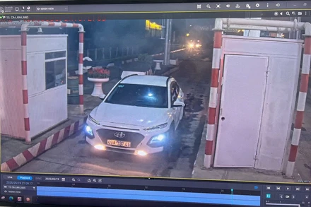 Hình ảnh xe ô-tô con đi ngược chiều trên cao tốc Liên Khương-Prenn được camera trạm thu phí ghi lại.