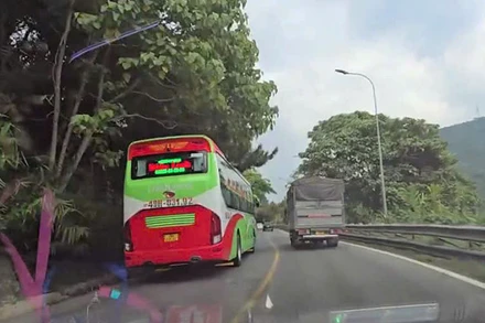 Xe khách vượt ẩu được người dân ghi hình lại.