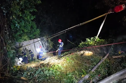 Lực lượng chức năng kéo xe khách bị nạn lên khỏi hiện trường.