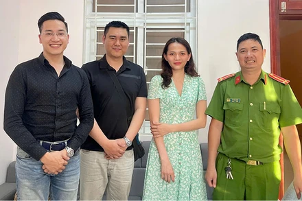 Chị Phan Thanh Ngọc cùng cơ quan chức năng trao trả 3,5 tỷ đồng cho người chuyển nhầm.