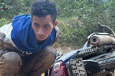 Đối tượng Tàu Sa Chín bỏ chạy khỏi hiện trường, bị công an bắt giữ. 