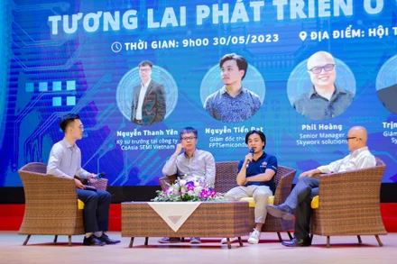 Các diễn giả chia sẻ tại tọa đàm.