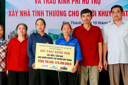 Hội Bảo trợ người khuyết tật và trẻ em tỉnh Hải Dương trao tiền hỗ trợ xây, sửa nhà cho người khuyết tật ở huyện Kim Thành.