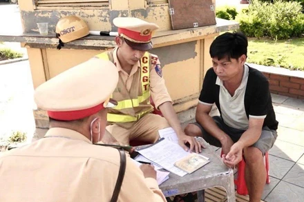 Cảnh sát giao thông thành phố Hải Dương kiểm tra, xử phạt hành chính lái xe vi phạm nồng độ cồn.