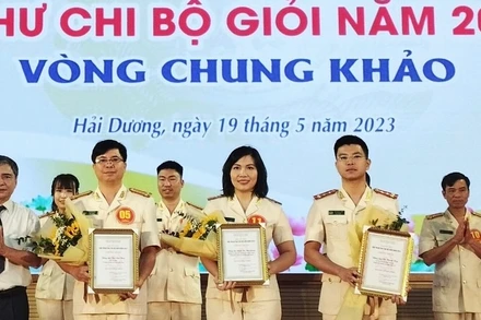 Ban tổ chức Hội thi trao giải thưởng cho các bí thư chi bộ có phần thi xuất sắc.