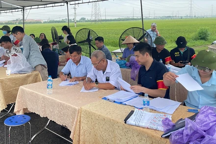 Các thành viên Tổ kiểm kê thiết lập biên bản kiểm đếm và bàn giao hồ sơ cho cơ quan chức năng tại buổi cưỡng chế.