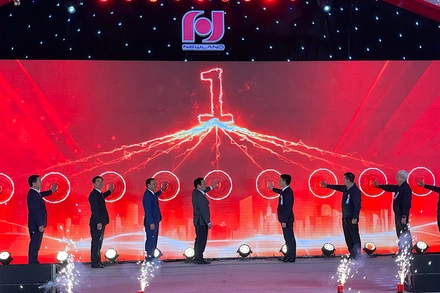 Lãnh đạo tỉnh Hải Dương và lãnh đạo Công ty cổ phần đầu tư Newland nhấn nút khởi công xây dựng khu nhà ở xã hội tại đô thị Tân Phú Hưng.