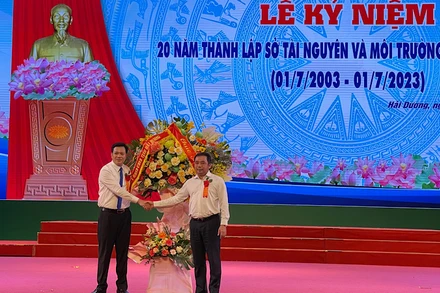 Bí thư Tỉnh ủy Hải Dương Trần Đức Thắng tặng hoa chúc mừng ngành Tài nguyên và Môi trường tỉnh.