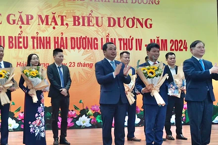 Lãnh đạo tỉnh Hải Dương vinh danh các trí thức tiêu biểu.