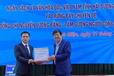 Đồng chí Nguyễn Quang Phúc, Ủy viên Ban Thường vụ, Trưởng Ban Tuyên giáo Tỉnh ủy Hải Dương tặng sách huyện Thanh Miện.