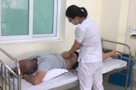 Chăm sóc người ngộ độc thực phẩm ở Trung tâm Y tế Hải Dương.