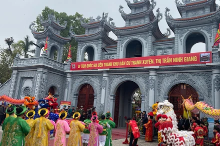 Nghi môn đền Tranh ở khu dân cư Tranh Xuyên, thị trấn Ninh Giang.