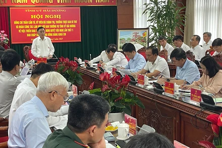 Đồng chí Trần Cẩm Tú, Ủy viên Bộ Chính trị, Thường trực Ban Bí thư và Đoàn công tác làm việc với Ban Thường vụ Tỉnh ủy Hải Dương.