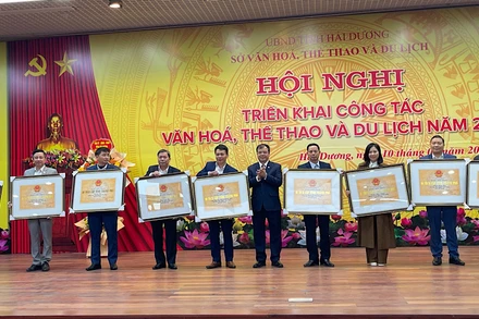 Lãnh đạo tỉnh Hải Dương trao Bằng công nhận 9 di tích lịch sử văn hóa cấp tỉnh.