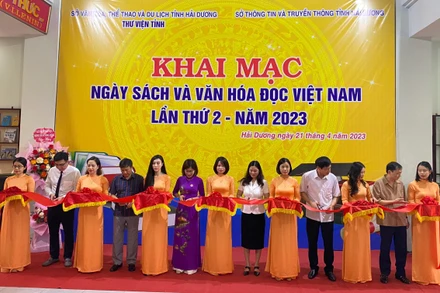 Cắt băng khai mạc Ngày Sách và Văn hóa đọc Việt Nam.