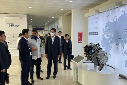 Chủ tịch UBND Triệu Thế Hùng thăm doanh nghiệp Huyndai Kefico Việt Nam nhân ngày làm việc đầu tiên.