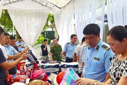 Nhiều mặt hàng giả, hàng thật được trưng bày tại trụ sở Cục quản lý thị trường để mọi người đối chứng, phân biệt.