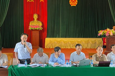 Đại diện ngành điện trả lời khúc mắc của các hộ dân.