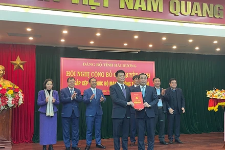 Bí thư Tỉnh ủy Hải Dương Trần Đức Thắng trao quyết định bổ nhiệm cán bộ tại hội nghị.