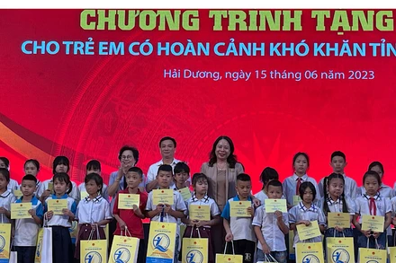 Phó Chủ tịch nước Võ Thị Ánh Xuân và Chủ tịch Ủy ban nhân dân tỉnh Hải Dương Triệu Thế Hùng tặng quà học sinh nghèo vượt khó tại huyện Thanh Hà.