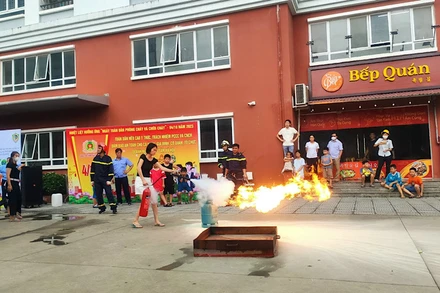 Người dân ở chung cư thực nghiệm chữa đám cháy bằng bình cứu hỏa.