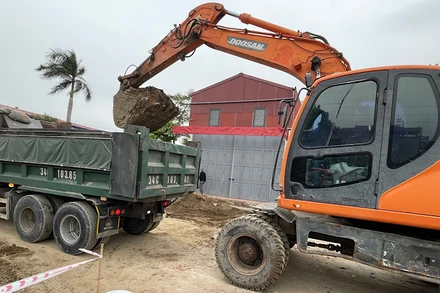 Thi công xây dựng đường gom quốc lộ 5A thuộc địa bàn huyện Bình Giang, tỉnh Hải Dương. (Ảnh minh họa)