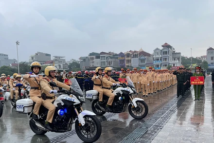 Lực lượng cảnh sát giao thông Công an tỉnh Hải Dương diễu hành tại lễ ra quân.
