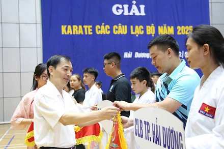 Ban tổ chức trao cờ lưu niệm tặng các câu lạc bộ tham dự giải.