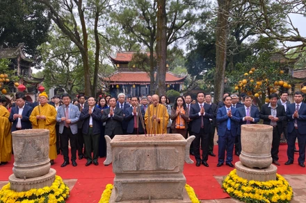 Lãnh đạo tỉnh Hải Dương dâng hương tưởng niệm Đệ Tam Tổ Trúc Lâm Huyền Quang tôn giả tại sân chùa Côn Sơn.