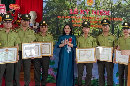 Hải Dương biểu dương khen thưởng các cán bộ kiểm lâm tiêu biểu.
