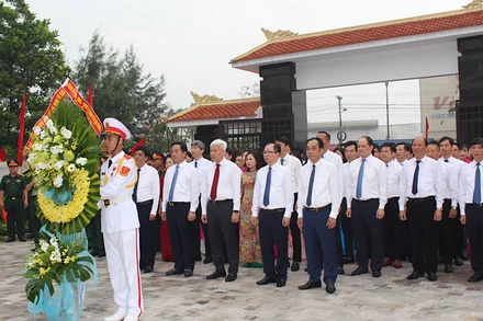 Lãnh đạo thành phố Hải Dương dâng hoa tưởng nhớ Chủ tịch Hồ Chí Minh.