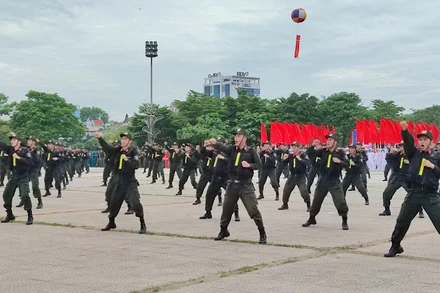 Lực lượng tham gia bảo đảm an ninh, trật tự tại cơ sở biểu diễn võ thuật tại lễ ra mắt.