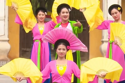 Tiết mục hát văn "Côn Sơn in dấu chân Người" do các nghệ sĩ tỉnh Hải Dương biểu diễn.